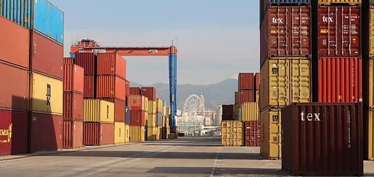 El déficit comercial cae un 58,7% hasta noviembre y las exportaciones se reducen un 11%