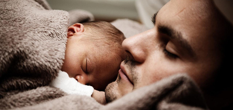 El Congreso decide hoy si frena el Decreto del permiso de paternidad