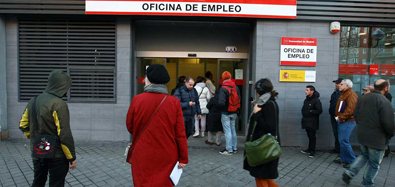 España registra en marzo una de las mayores caídas del paro de la OCDE