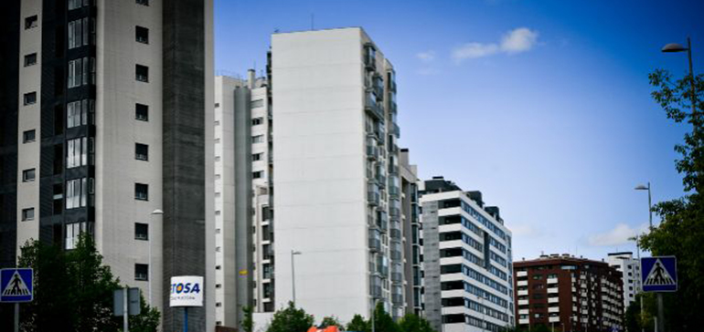La compra de vivienda retrocede un 20,8% y el precio cae un 1% en julio