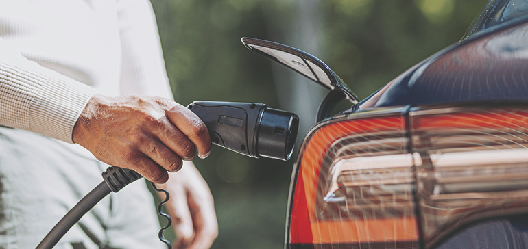 He recibido la ayuda del Moves 2025 por mi coche eléctrico, ¿qué puedo desgravar? ¿Qué tengo que declarar en la renta?